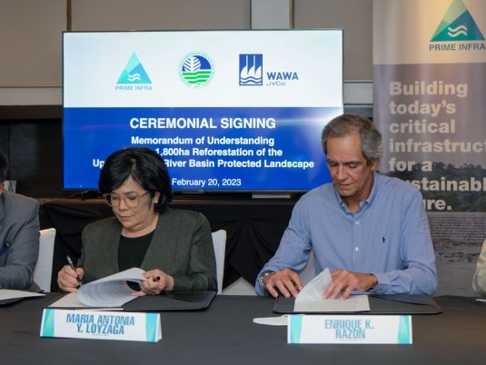 DENR Secretary Maria Antonia Yulo-Loyzaga and Prime Infra and WawaJVCo Chairman Enrique Razon Jr. sign a Memorandum of Understanding for the reforestation of a 1,800-hectare area within the Upper Marikina River Basin Protected Landscape.