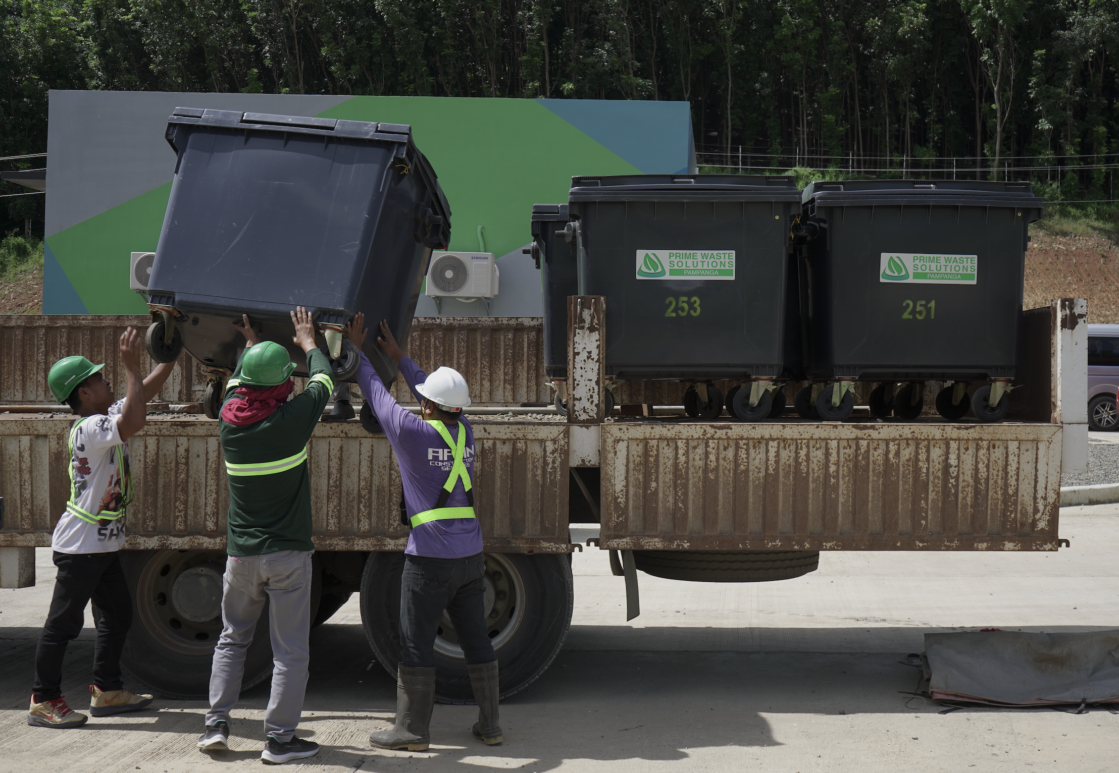 Prime Waste Solutions Pampanga deploys waste bins from its site in Porac, Pampanga to Clark. Effective October 6, PWS Pampanga is the lone service provider authorized to handle collection of residual waste within Clark.